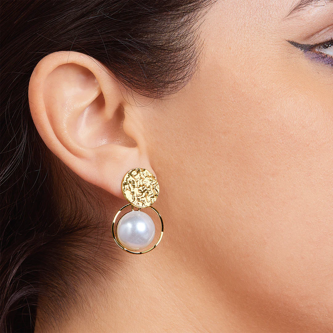 ARETES TEXTURIZADOS CON PERLA DORADO 94022