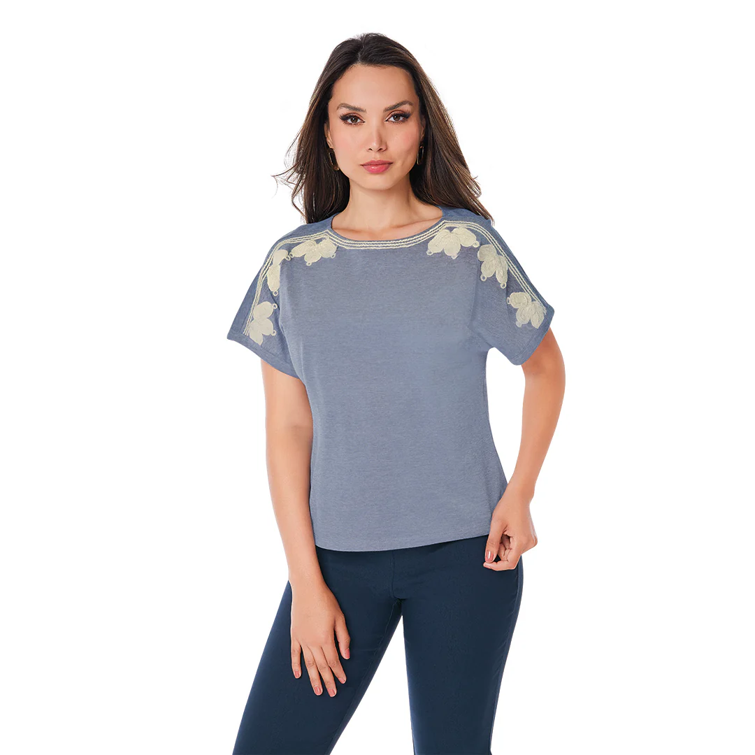 BLUSA CON APLICACIÓN FLORAL AZUL 96274