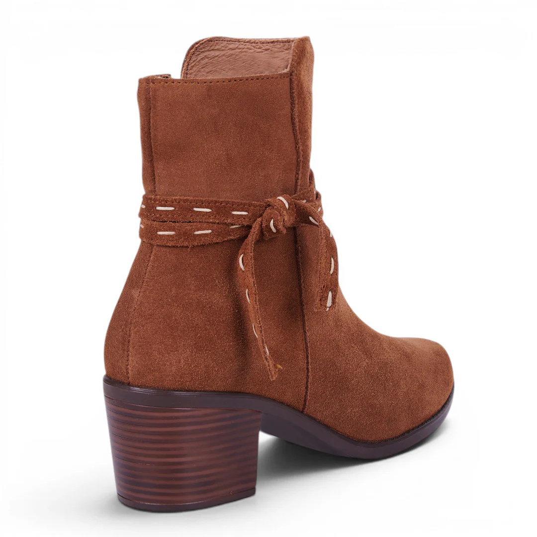 BOTA GAMUZA CON CINTILLO MIEL 15217 - Image 4