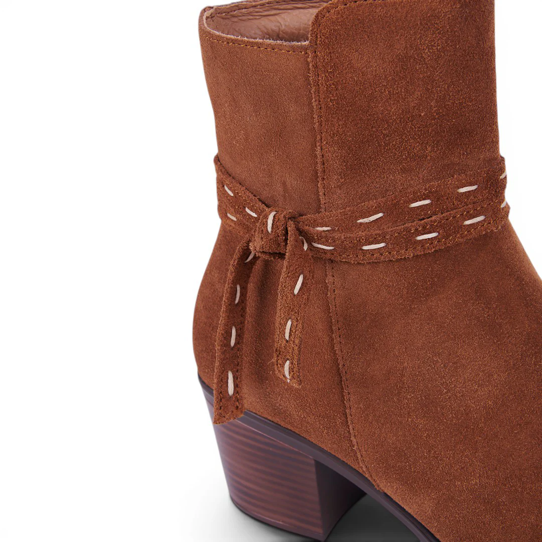 BOTA GAMUZA CON CINTILLO MIEL 15217 - Image 6