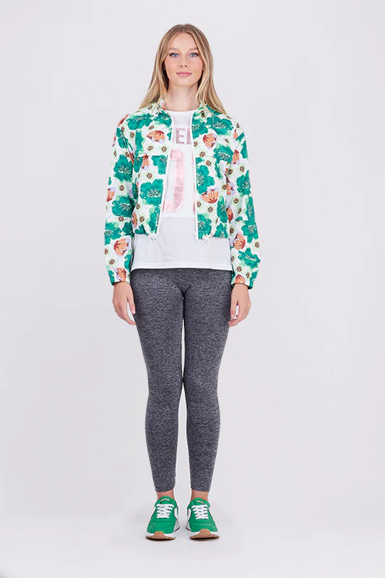 CHAMARRA DEPORTIVA BLANCO CON ESTAMPADO FLORAL