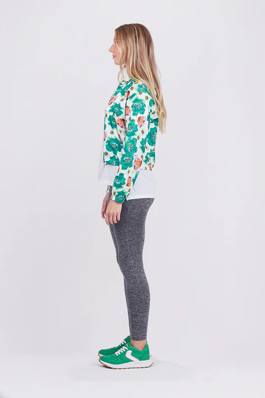 CHAMARRA DEPORTIVA BLANCO CON ESTAMPADO FLORAL - Image 3
