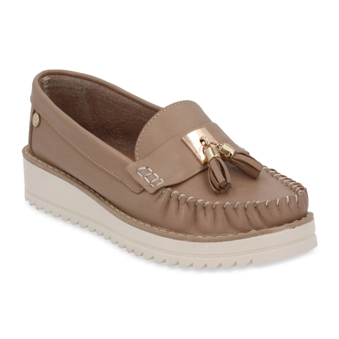 MOCASÍN CASUAL BEIGE CON HERRAJE Y BORLAS 03330