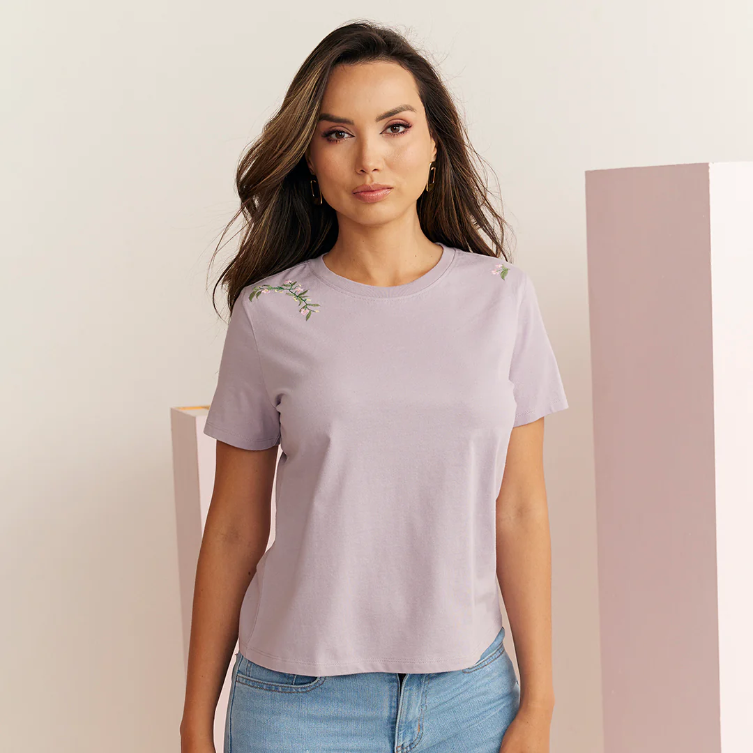 PLAYERA CON BORDADO FLORAL LILA 96273 - Image 3