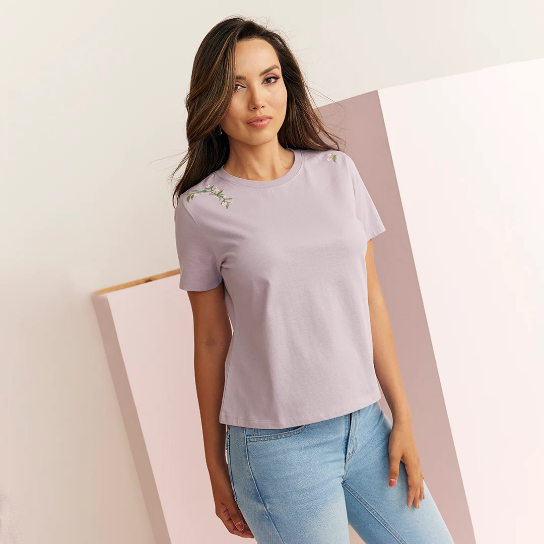 PLAYERA CON BORDADO FLORAL LILA 96273 - Image 4
