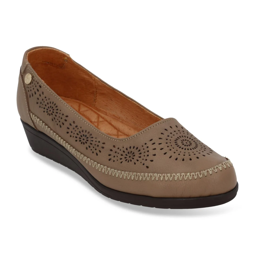 ZAPATO DE PISO MUJER BEIGE CON CORTE LÁSER 64463