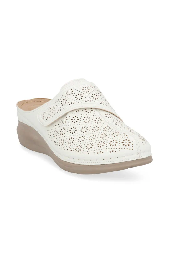 ZAPATO SUECO HUESO CON PERFORADO 72218